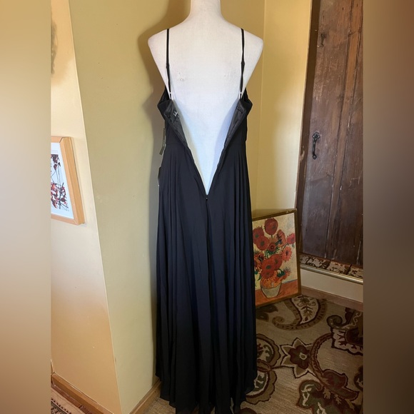 LULU's Size XL Black-Tie Gown Flowing Maxi V-Neck Fitted Top Flowing Skirt NEW - Picture 8 of 12